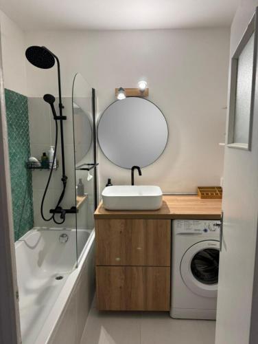 une salle de bain avec un lavabo et une machine à laver dans l'établissement T3 Moderne et Cosy avec Blacon, à Aix-en-Provence