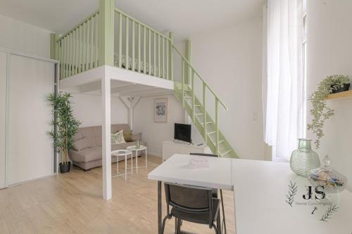 - une cuisine et un salon avec un escalier dans la chambre dans l'établissement Le Dauphiné studio climatisé, à Lyon