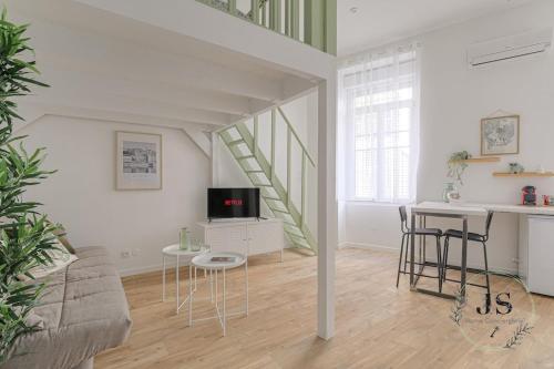 un salon avec un canapé et une table dans l'établissement Le Dauphiné studio climatisé, à Lyon