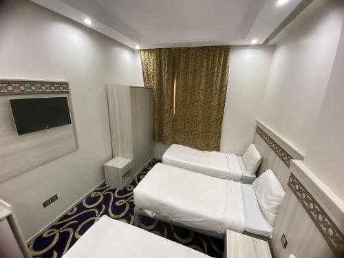 Postel nebo postele na pokoji v ubytování AKABER ELSHESHA awtadhotel2 اكابر الششة اوتاد هوتيل 2