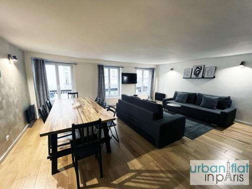 un salon avec un canapé et une table en bois dans l'établissement Urban Flat 89 - Charming Central Flat, à Paris
