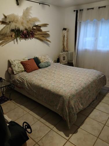 une chambre avec un lit dans une pièce dans l'établissement Villa Besne, à Thuir