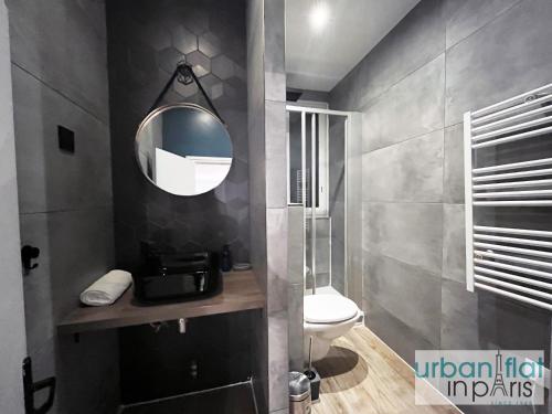 une salle de bain avec toilettes et miroir dans l'établissement Urban Flat 89 - Charming Central Flat, à Paris