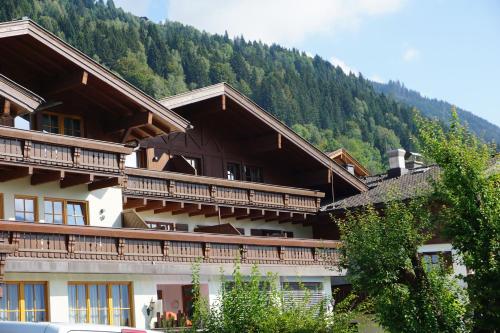 FürthにあるFerienwohnung Panoramablick In Fürthの山を背景にした大きな建物