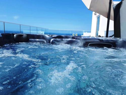 una piscina con acqua blu nell'oceano di Luxuriöse Villa Mit Privatem Pool Und Whirlpool a Peyia