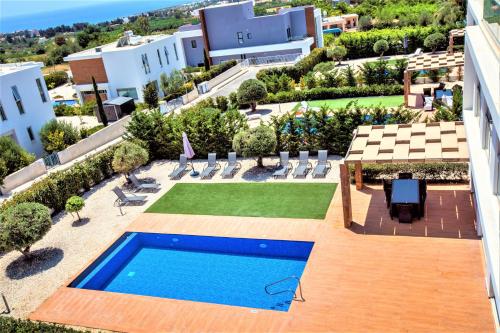 vista sulla piscina di un edificio di Luxuriöse Villa Mit Privatem Pool Und Whirlpool a Peyia