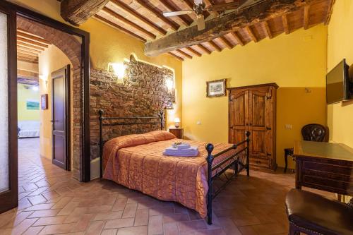 a bedroom with a bed in a room at Podere Spagliarda in San Quirico dʼOrcia