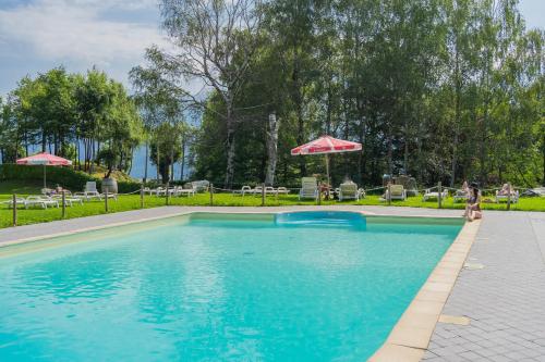 Bazén v ubytování Hotel Mirabeau nebo v jeho okolí