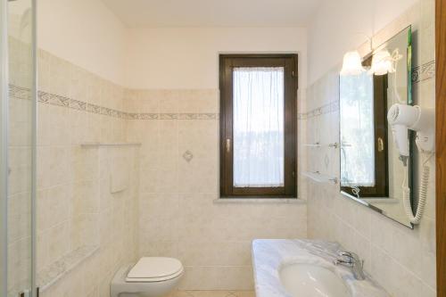 un baño con inodoro y lavabo en Il Girasole - Ulivo, en Venturina Terme