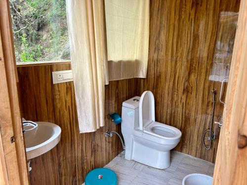 Un baño de Bablus Treehouse l Jibhi X Tandi