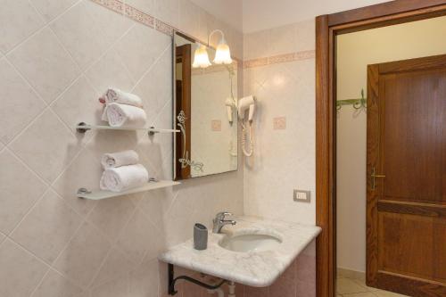 Et badeværelse på Il Girasole - Mirto