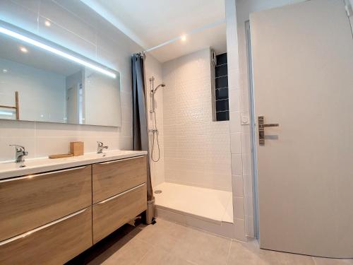 une salle de bain avec une douche et un lavabo et une douche dans l'établissement Beau T5 au cœur des Beaux Arts à Montpellier, à Montpellier