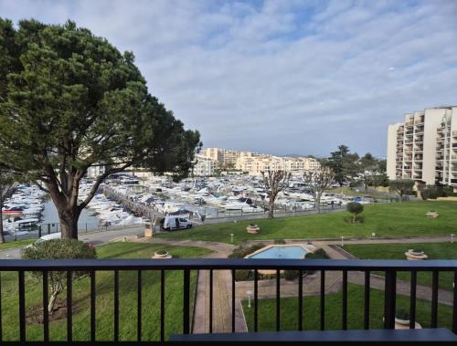 un balcon avec vue sur un parking dans l'établissement T2 master, à Mandelieu-la-Napoule
