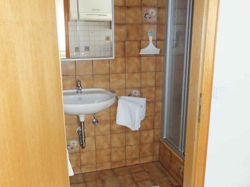 a bathroom with a sink and a shower at Haus Alpenblick in Immenstaad am Bodensee