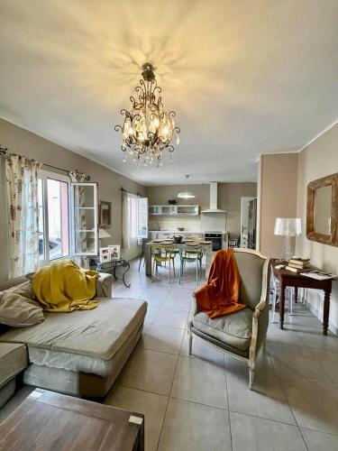 - un salon avec un canapé et un lustre dans l'établissement Appartement 6 personnes au coeur d'ALGAJOLA, à Algajola