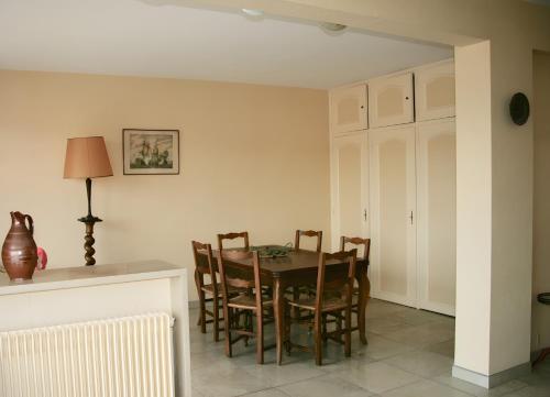 une salle à manger avec une table et des chaises dans l'établissement Appartement Au Sud Avec Vue Bassin, à Arcachon