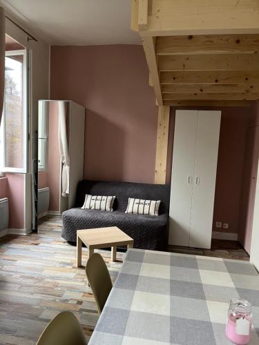 un salon avec un canapé et une table dans l'établissement Studio La Corniche - accès ocean et plage, à La Rochelle