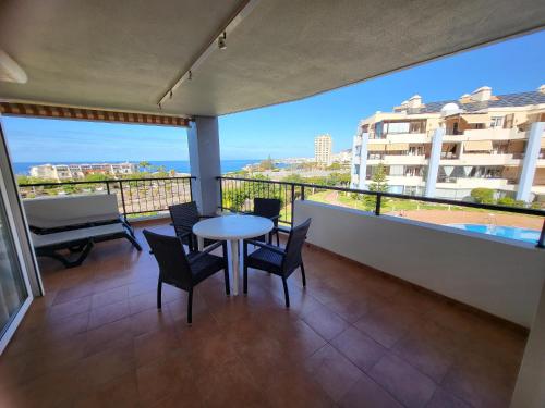 ein Balkon mit Tisch und Stühlen und einem Klavier in der Unterkunft El Rincon 2 in Los Cristianos