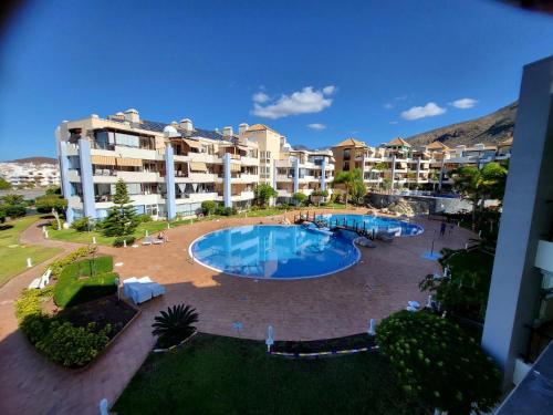 einem großen Pool vor einem großen Apartmenthaus in der Unterkunft El Rincon 2 in Los Cristianos