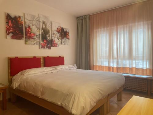 a bedroom with a large bed and a window at Residenza Del Sole in Gressoney-Saint-Jean