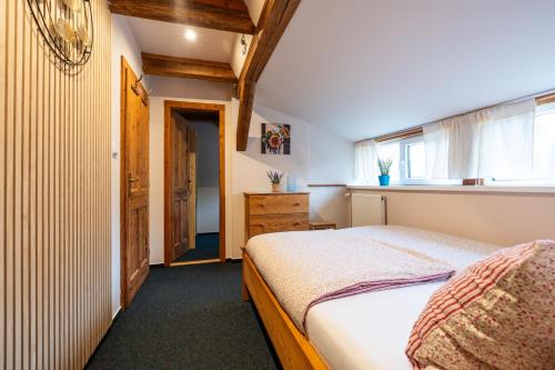 a bedroom with a bed and a window at Penzion Na Výšinkách, Jetřichovice, České Švýcarsko in Jetřichovice