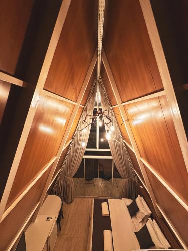 a room with a large window in a boat at Pousada Beira da Mata-Jalapão in Mateiros