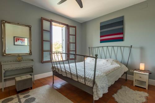 - une chambre avec un lit, un miroir et une commode dans l'établissement Appartement Carignan, à Néffiès