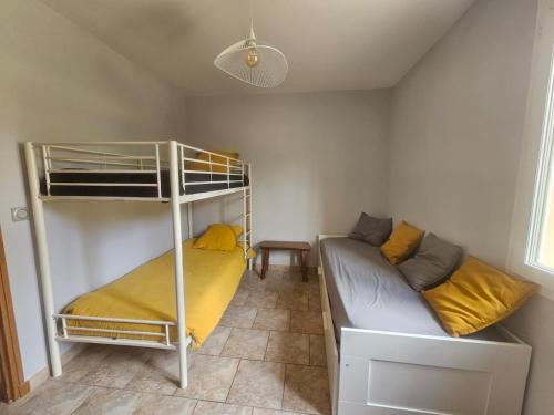 Cette chambre dispose de lits superposés et d'un canapé. dans l'établissement La villa Li Grihet, à Beaumont-de-Pertuis
