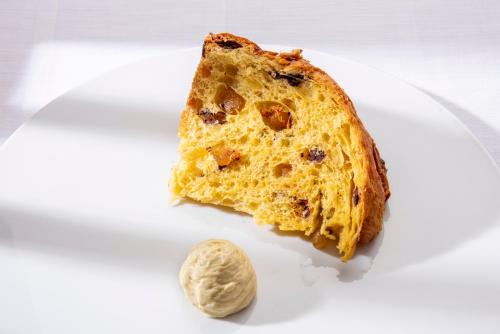 a piece of pizza and a scoop of ice cream at Hotel la Colletta in Paesana