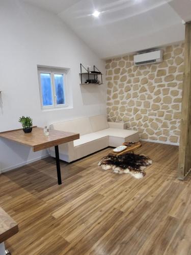 a living room with a couch and a table at Le Chalet Champenois - Jacuzzi - Terrasse - Calme - Ciné Netflix in Troyes