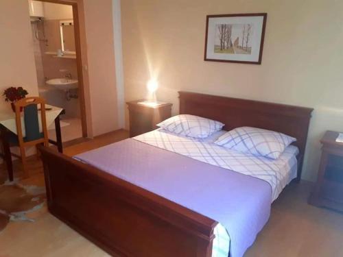 ein Schlafzimmer mit großem Bett und ein Badezimmer in der Unterkunft Studio für 6 Personen ca 65 qm in Zubovići, Dalmatien Inseln vor Zadar in Zubovići