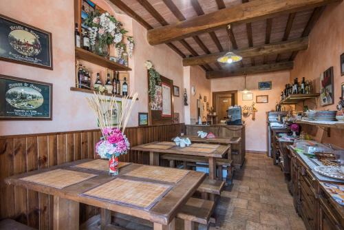 a restaurant with wooden tables and flowers on the wall at Poggio Primo - Bilocale Vermiglio in Castiglion Fibocchi