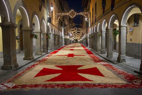 an empty street with a red star on the floor at Appartamento Borgo Mezzo in Pratovecchio