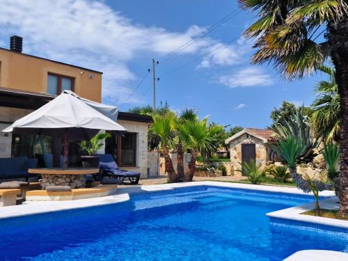 Tolles Ferienhaus In Pomer Mit Eigenem Pool