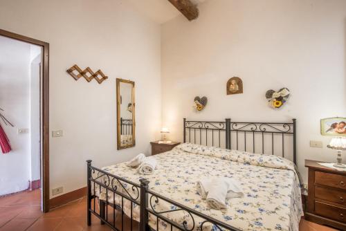 a bedroom with a bed and a mirror at Poggio Primo - Trilocale Carlotta in Castiglion Fibocchi