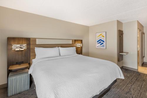 a bedroom with a large white bed and a window at Holiday Inn Express Crestwood by IHG in Crestwood