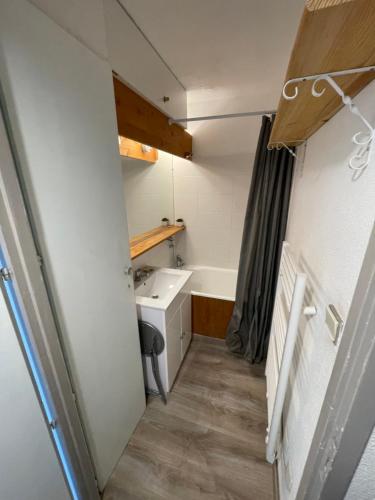 une salle de bain avec un lavabo et une baignoire dans l'établissement Studio Cabine avec WIFI et vue splendide sur le lac et les montagnes, aux Angles