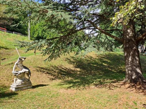 a statue of a bird sitting next to a tree at Hotel Mirabeau in Bellagio