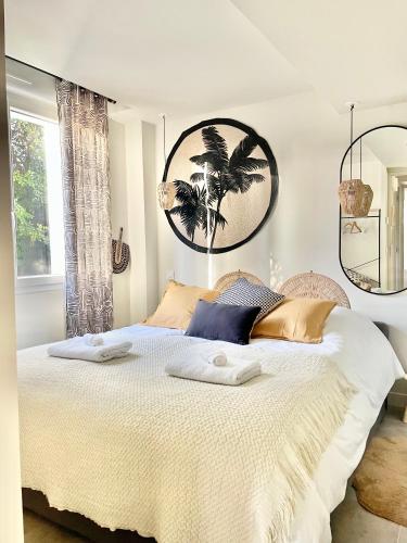 ein Schlafzimmer mit einem großen Bett mit zwei Handtüchern darauf in der Unterkunft Bas de villa la sablhyeres- 300m Plage de la Capte - 2 hébergements disponibles in Hyères