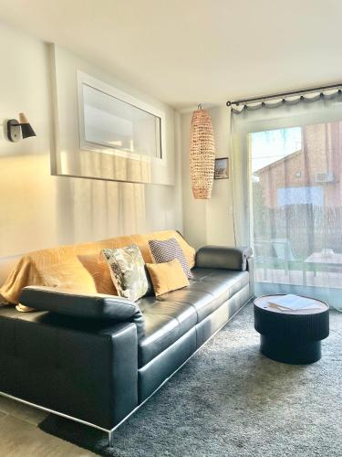 Ein Sitzbereich in der Unterkunft Bas de villa la sablhyeres- 300m Plage de la Capte - 2 hébergements disponibles