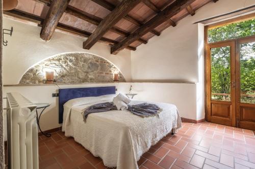 a bedroom with a bed in a room at Piamperugino in Arcidosso