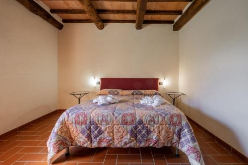 a bedroom with a bed with two towels on it at Pianperugino in Arcidosso