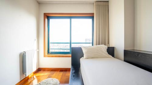 Cama o camas de una habitación en Seaside 3BR Flat in Póvoa by LovelyStay