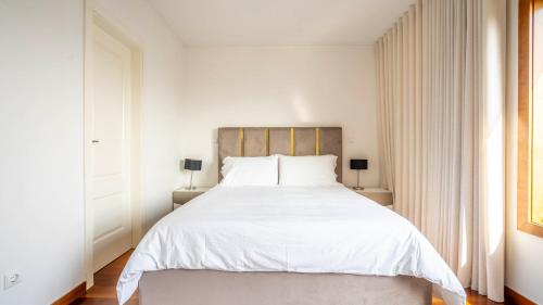 Cama o camas de una habitación en Seaside 3BR Flat in Póvoa by LovelyStay