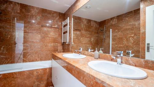 Un baño de Seaside 3BR Flat in Póvoa by LovelyStay
