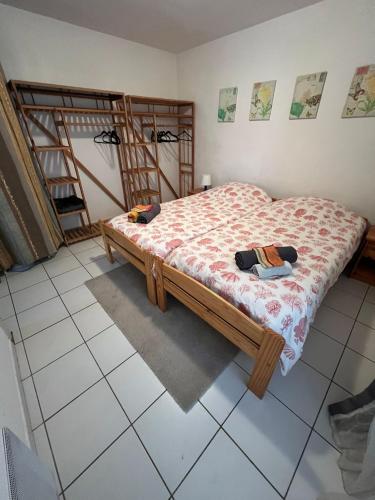 une chambre avec un lit dans une pièce dans l'établissement Les Platanes - Cézanne Rez de Jardin, à Lamalou-les-Bains