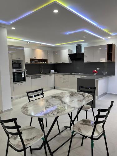 Kuchyň nebo kuchyňský kout v ubytování Résidence Jamila Location Appartements confort piscine proche zone touristique