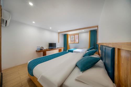 Una cama o camas en una habitación de 西江云亭轻奢全景民宿千户苗寨观景台店