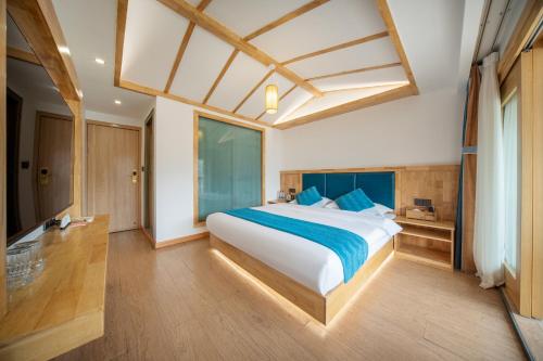 Una cama o camas en una habitación de 西江云亭轻奢全景民宿千户苗寨观景台店