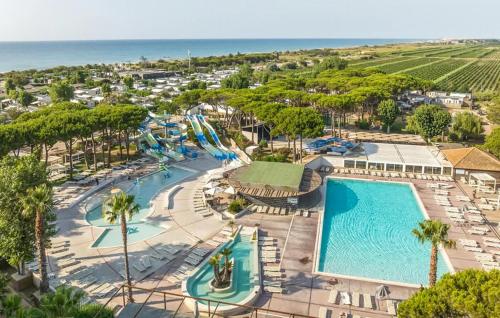 une vue aérienne d'un complexe avec piscine dans l'établissement Stunning StaCaravan In Sète, à Mèze